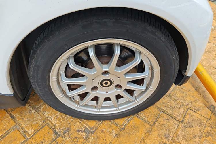 Used smart fortwo 2012 1.0 MHD Hardtop Standard Edition Right Front Wheel Hub