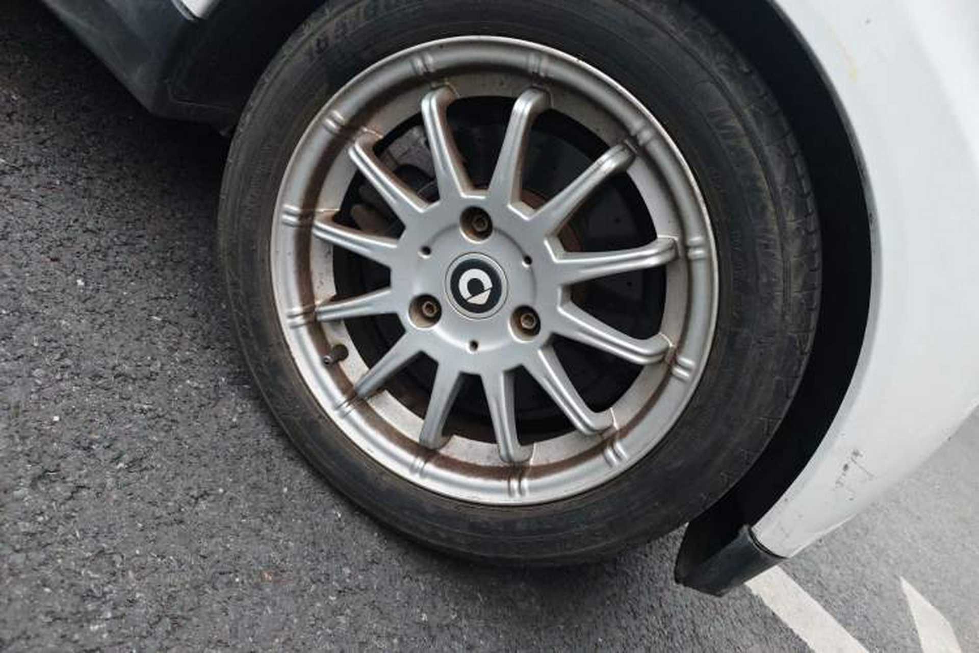 Used smart fortwo 2012 1.0 MHD Hardtop Standard Edition Right Front Wheel Hub