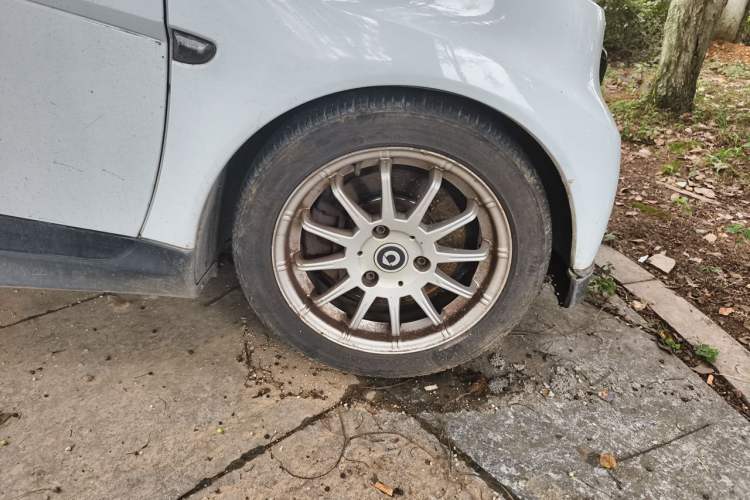 Used smart fortwo 2012 1.0 MHD Hardtop Standard Edition Right Front Wheel Hub