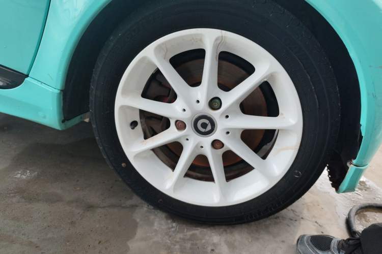 Used smart fortwo 2012 1.0 MHD Hardtop Standard Edition Right Front Wheel Hub