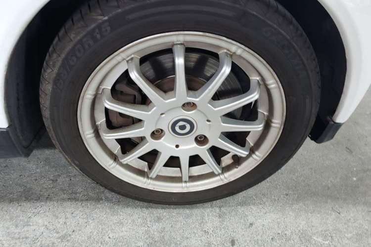 Used smart fortwo 2012 1.0 MHD Hardtop Standard Edition Right Front Wheel Hub