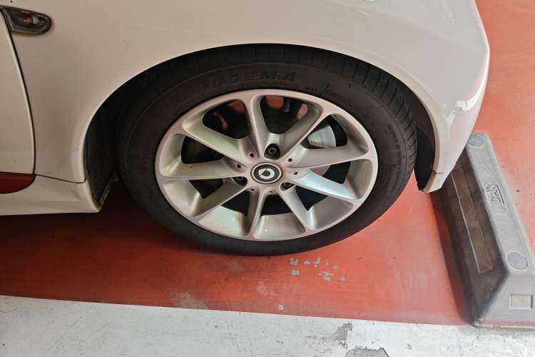 Used smart fortwo 2012 1.0 MHD Hardtop Passion Edition Right Front Wheel Hub
