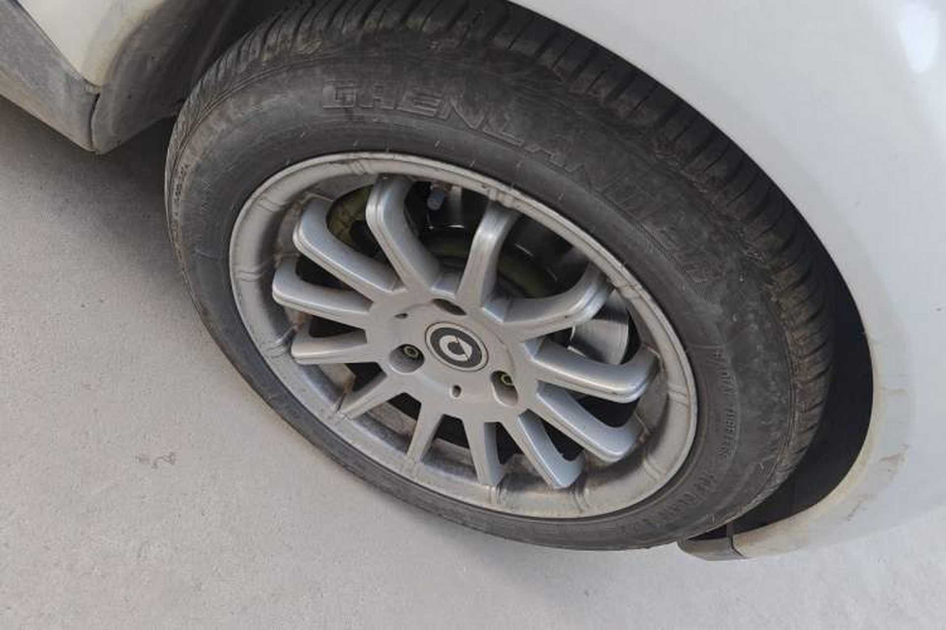Used smart fortwo 2012 1.0 MHD Hardtop Standard Edition Right Front Wheel Hub