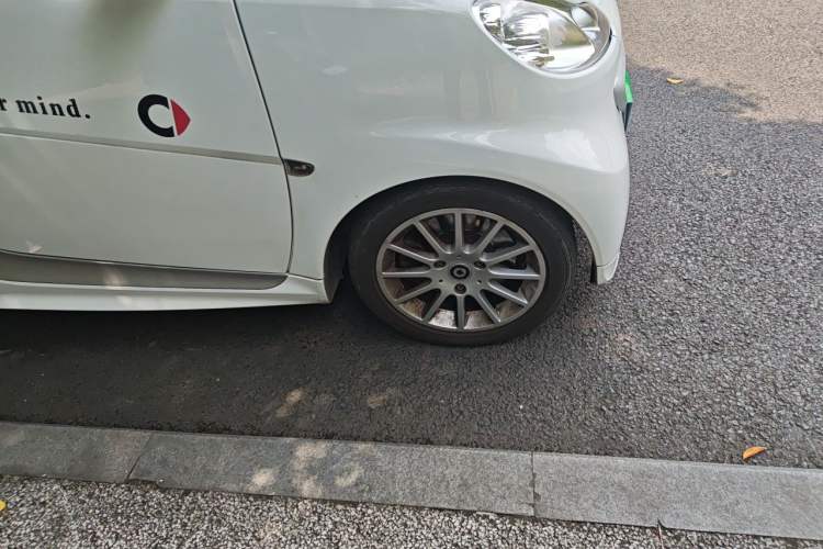 Used smart fortwo 2012 1.0 MHD Hardtop Standard Edition Right Front Wheel Hub