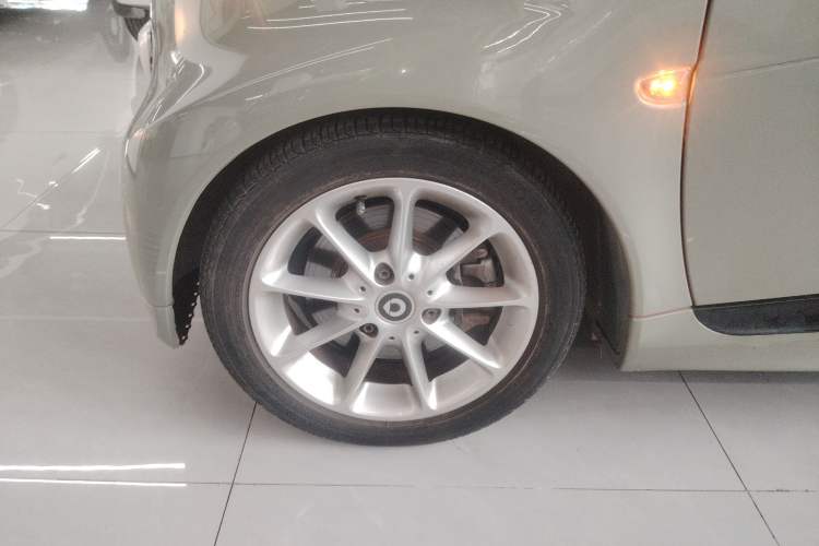 Used smart fortwo 2012 1.0 MHD Convertible Passion Edition Left Front Wheel Hub