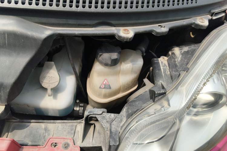Used smart fortwo 2012 1.0 MHD Dragon Year Special Edition Engine Bay Left
