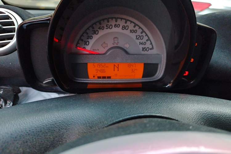 Used smart fortwo 2012 1.0 MHD Hardtop Standard Edition Odometer Close Up
