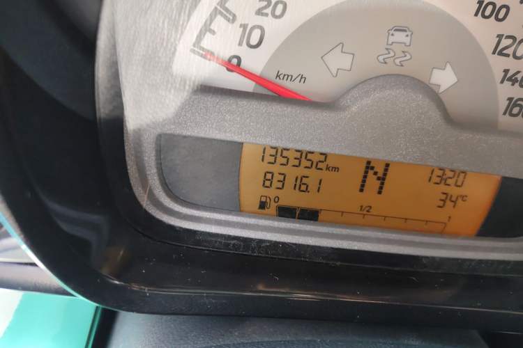 Used smart fortwo 2012 1.0 MHD Hardtop Standard Edition Odometer Close Up