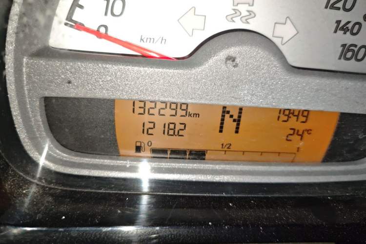 Used smart fortwo 2012 1.0 MHD Hardtop Standard Edition Odometer Close Up