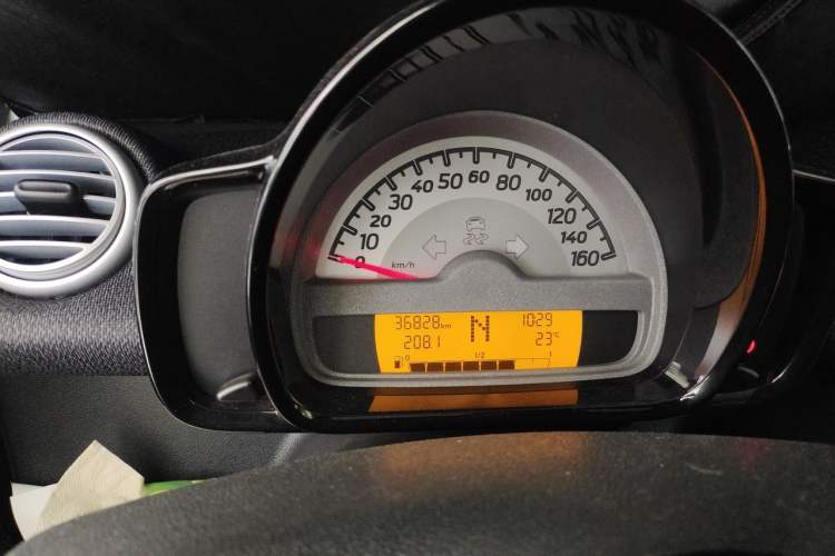 Used smart fortwo 2012 1.0 MHD Hardtop Comfort Edition Odometer Close Up