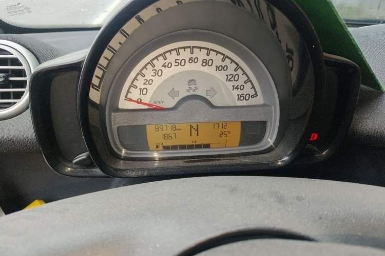 Used smart fortwo 2012 1.0 MHD Hardtop Standard Edition Odometer Close Up