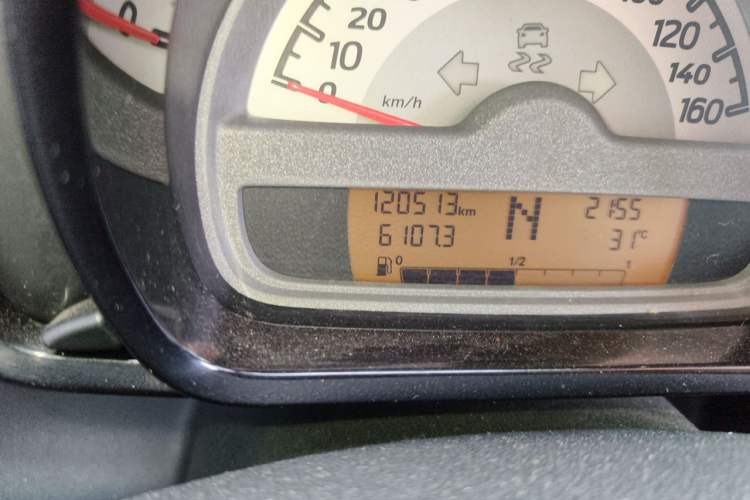 Used smart fortwo 2012 1.0 MHD Hardtop Comfort Edition Odometer Close Up