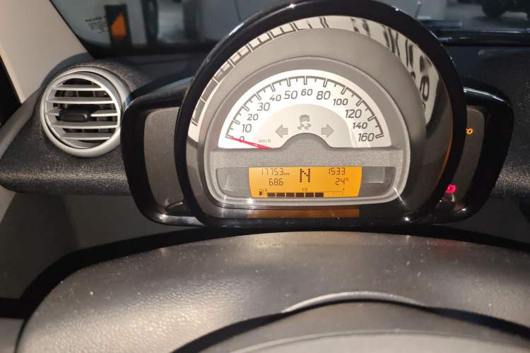 Used smart fortwo 2012 1.0 MHD Hardtop Standard Edition Odometer Close Up