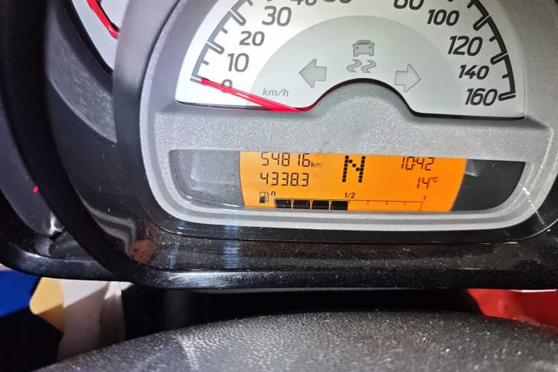 Used smart fortwo 2012 1.0 MHD Hardtop Comfort Edition Odometer Close Up