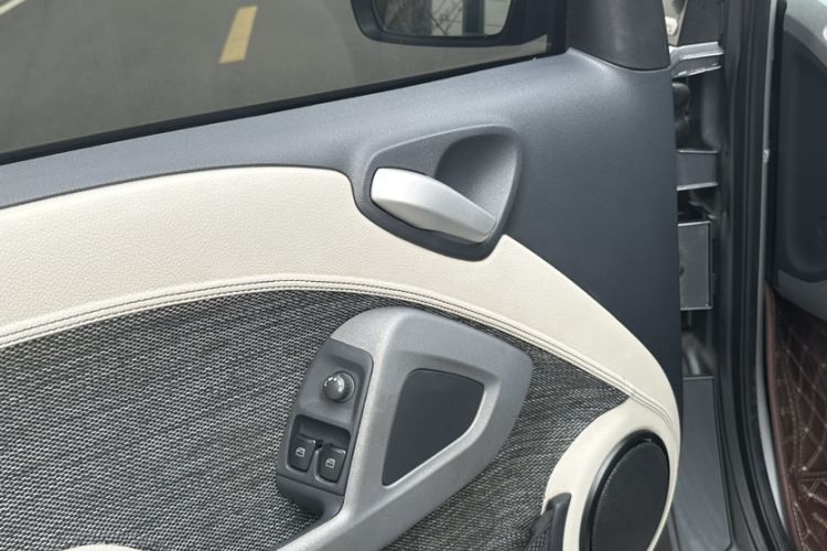 Used smart fortwo 2012 1.0T Flowing Gray Special Edition Interior 10