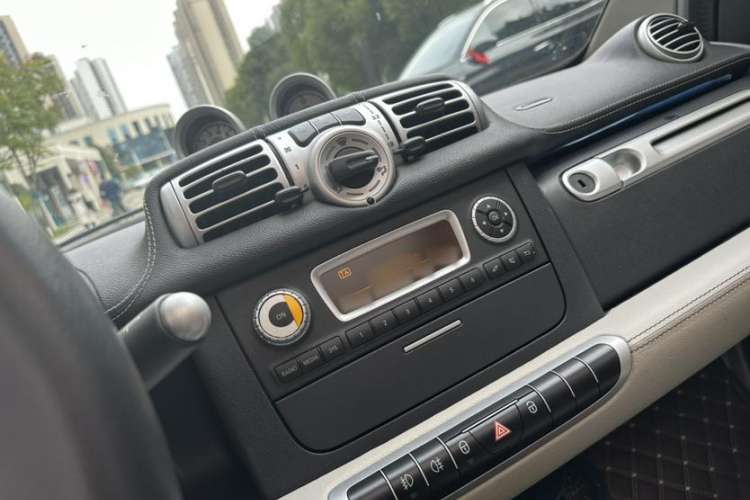 Used smart fortwo 2012 1.0T Flowing Gray Special Edition Interior 4