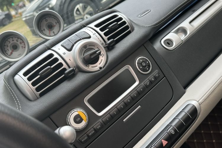 Used smart fortwo 2012 1.0T Flowing Gray Special Edition Interior 5