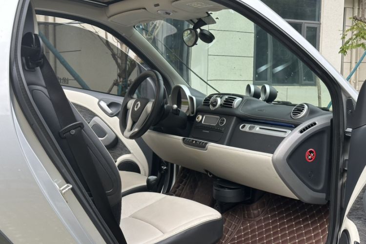 Used smart fortwo 2012 1.0T Flowing Gray Special Edition Interior 9