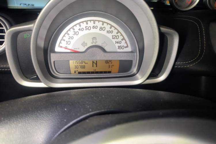 Used smart fortwo 2012 1.0T Flowing Gray Special Edition Odometer Close Up