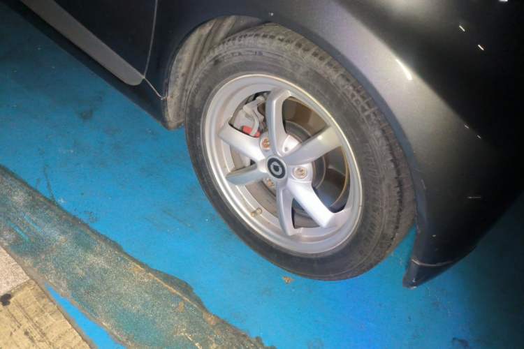 Used smart fortwo 2012 1.0T Flowing Gray Special Edition Right Front Wheel Hub
