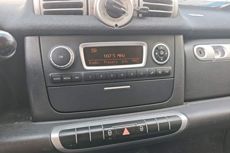 Used smart fortwo 2012 1.0 MHD Hardtop Standard Edition Audio And AC Panel