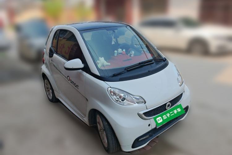 Used smart fortwo 2012 1.0 MHD Hardtop Comfort Edition Front Right 45 Deg