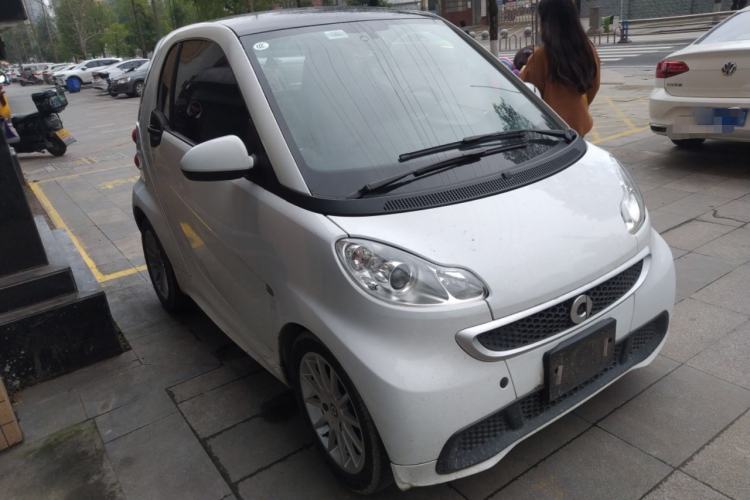 Used smart fortwo 2012 1.0 MHD Hardtop Comfort Edition Front Right 45 Deg