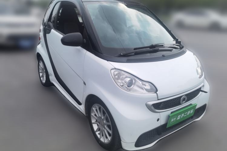 Used smart fortwo 2012 1.0 MHD Hardtop Comfort Edition Front Right 45 Deg
