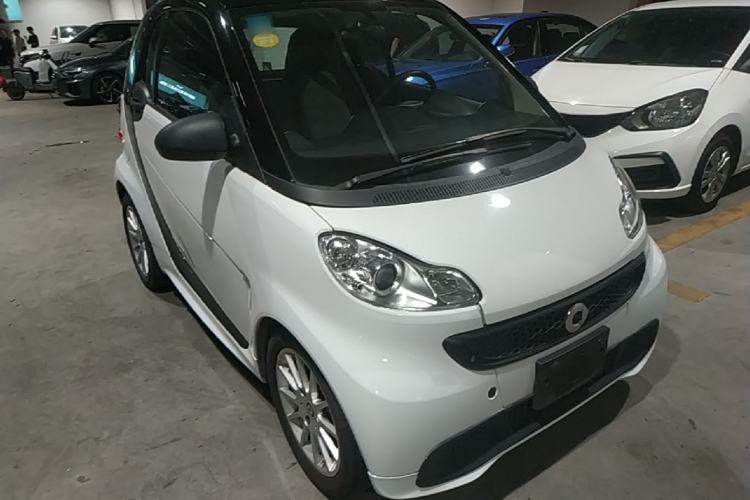 Used smart fortwo 2012 1.0 MHD Hardtop Comfort Edition Front Right 45 Deg