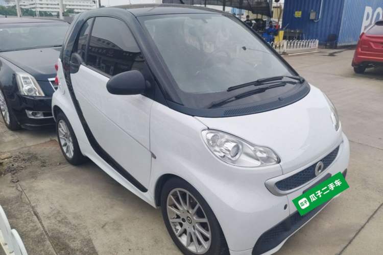 Used smart fortwo 2012 1.0 MHD Hardtop Comfort Edition Front Right 45 Deg