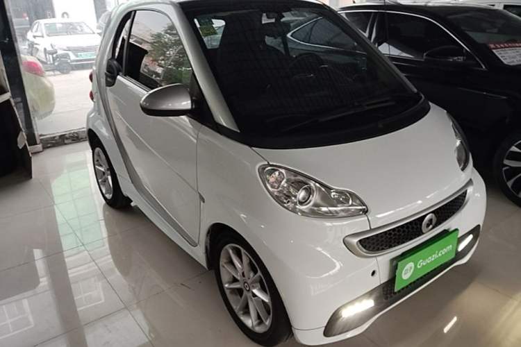 Used smart fortwo 2012 1.0 MHD Hardtop Passion Edition Front Right 45 Deg