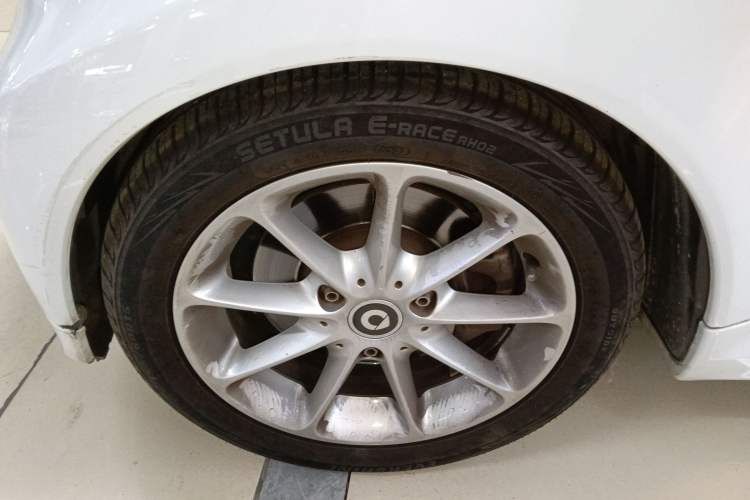 Used smart fortwo 2012 1.0 MHD Convertible Passion Edition Left Front Wheel Hub
