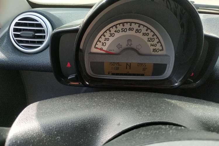Used smart fortwo 2012 1.0 MHD Hardtop Standard Edition Odometer Close Up