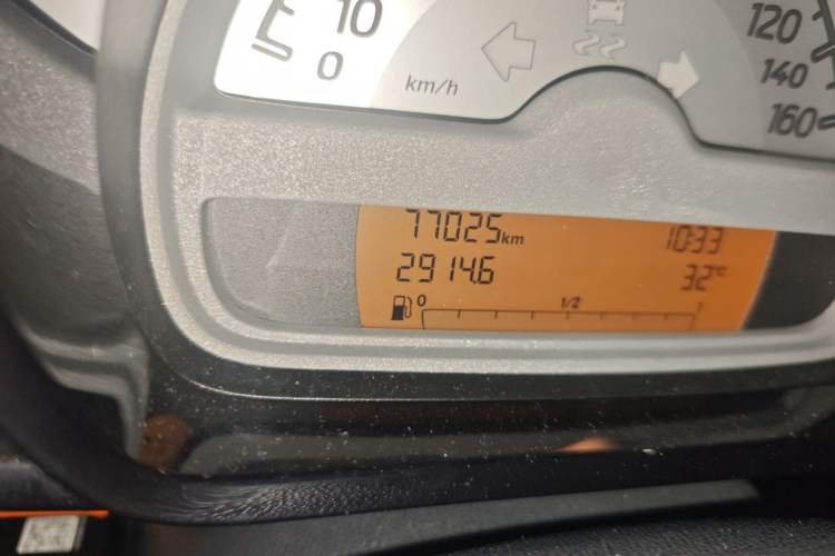 Used smart fortwo 2012 1.0 MHD Hardtop Standard Edition Odometer Close Up