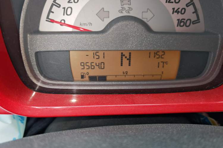 Used smart fortwo 2012 1.0 MHD Hardtop Comfort Edition Odometer Close Up