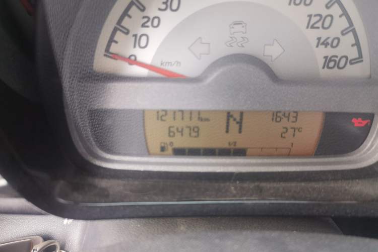 Used smart fortwo 2012 1.0 MHD Hardtop Comfort Edition Odometer Close Up