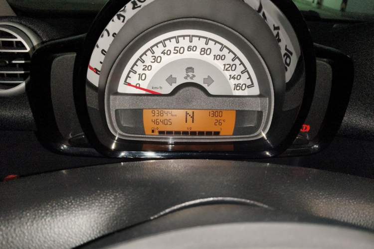Used smart fortwo 2012 1.0 MHD Hardtop Standard Edition Odometer Close Up