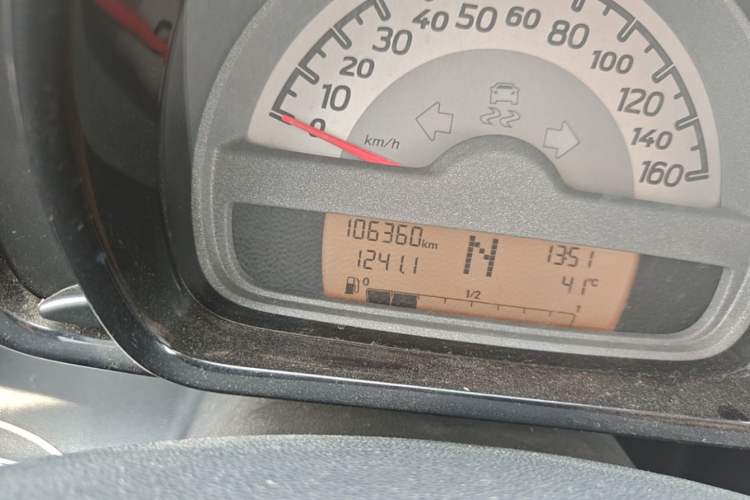 Used smart fortwo 2012 1.0 MHD Hardtop Standard Edition Odometer Close Up