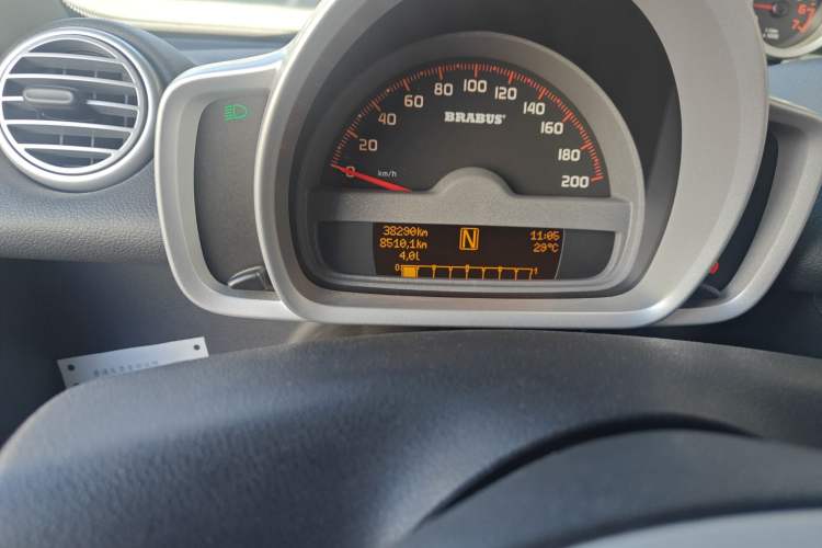 Used smart fortwo 2012 1.0T Bosu Xclusive Edition Odometer Close Up