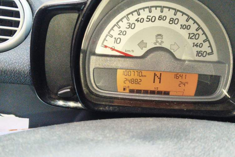 Used smart fortwo 2012 1.0 MHD Hardtop Standard Edition Odometer Close Up