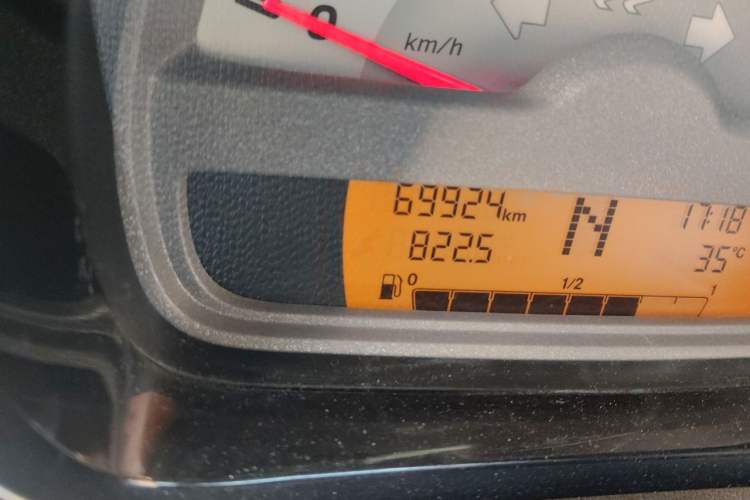 Used smart fortwo 2012 1.0 MHD Hardtop Comfort Edition Odometer Close Up