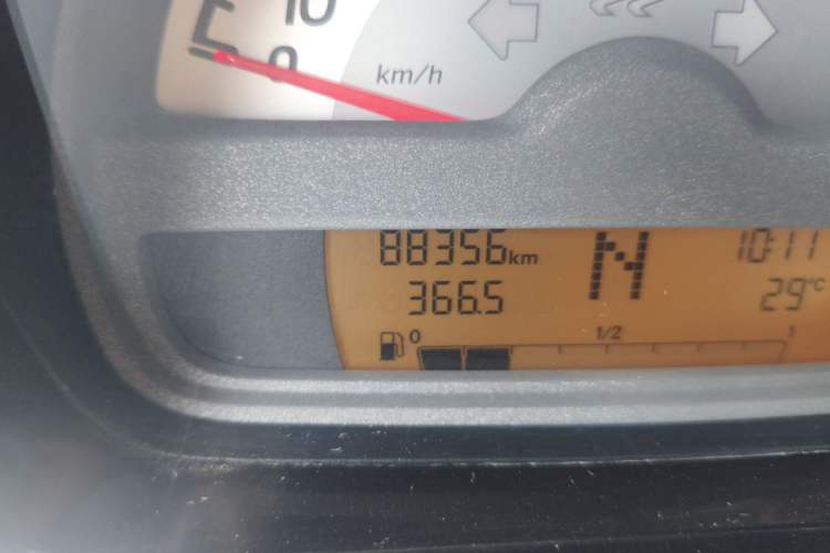 Used smart fortwo 2012 1.0 MHD Hardtop Standard Edition Odometer Close Up
