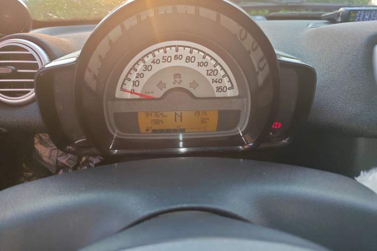 Used smart fortwo 2012 1.0 MHD Hardtop Comfort Edition Odometer Close Up