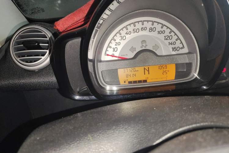Used smart fortwo 2012 1.0 MHD Hardtop Standard Edition Odometer Close Up
