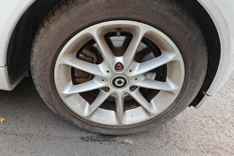 Used smart fortwo 2012 1.0 MHD Convertible Passion Edition Right Front Wheel Hub