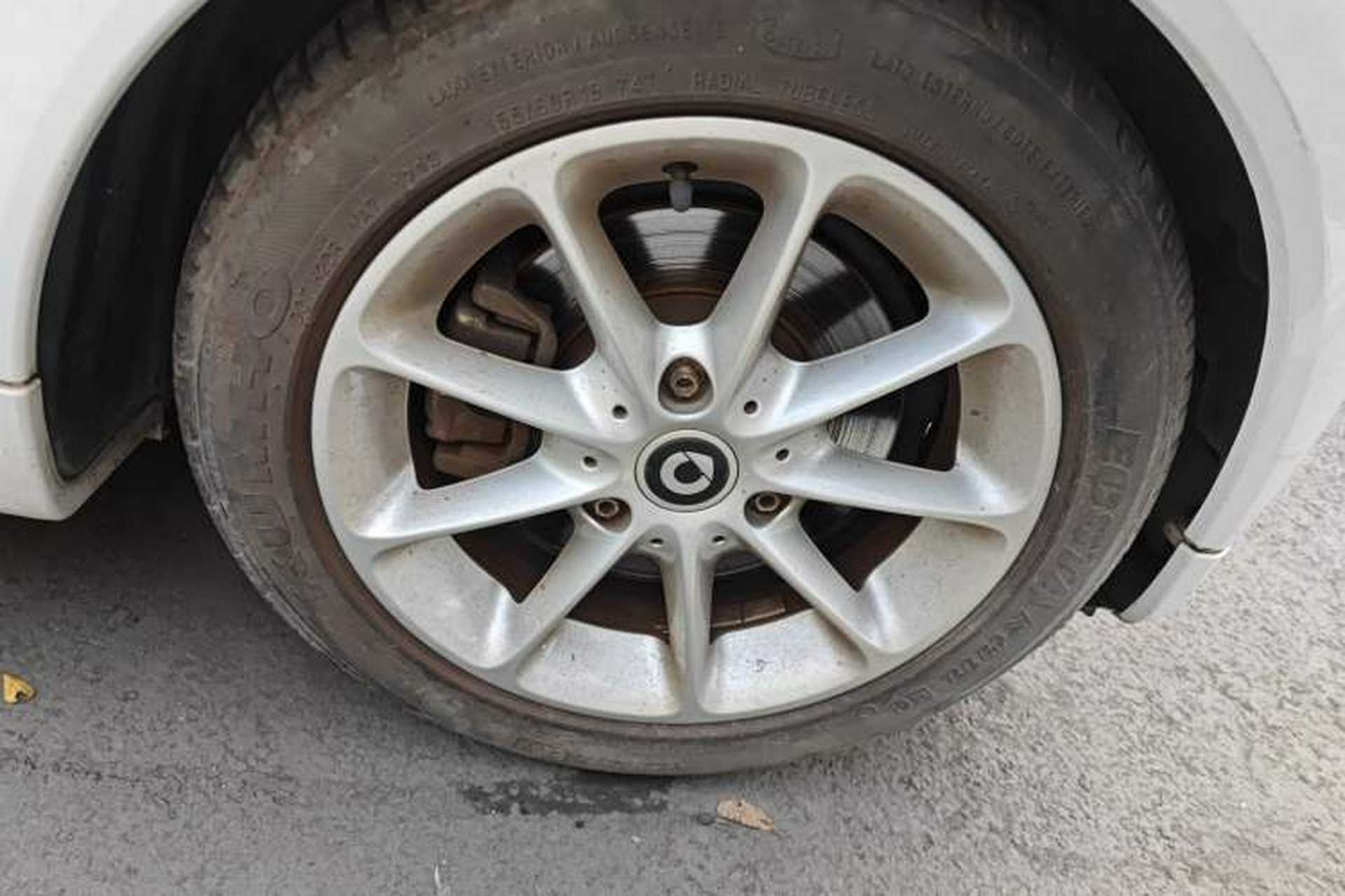 Used smart fortwo 2012 1.0 MHD Convertible Passion Edition Right Front Wheel Hub