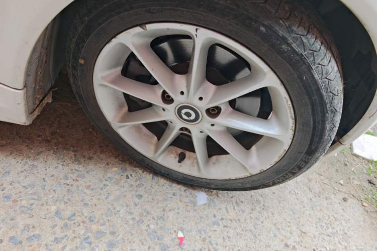 Used smart fortwo 2012 1.0 MHD Hardtop Comfort Edition Right Front Wheel Hub