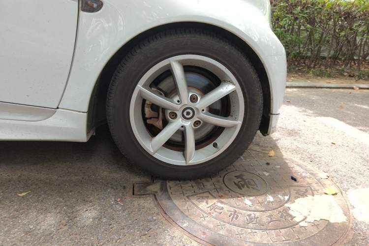 Used smart fortwo 2012 1.0T Hardtop Passion Edition Right Front Wheel Hub