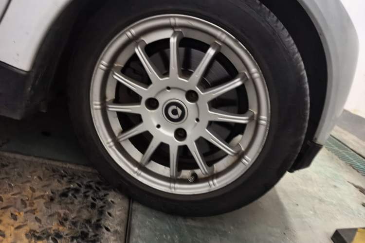 Used smart fortwo 2012 1.0 MHD Hardtop Standard Edition Right Front Wheel Hub