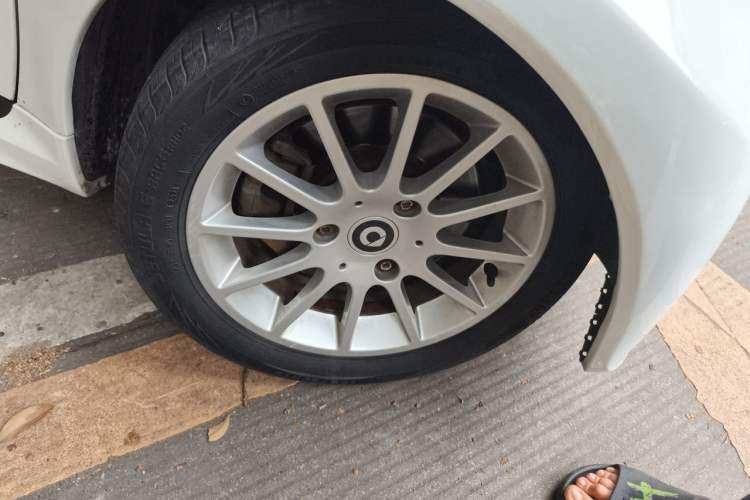 Used smart fortwo 2012 1.0 MHD Hardtop Comfort Edition Right Front Wheel Hub